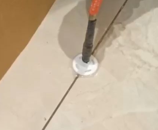 彭水瓷砖空鼓维修公司专业解答瓷砖在铺贴过程中，如果没有涂抹均匀到位的粘结材料（如水泥砂浆或瓷砖胶），可能会导致以下问题