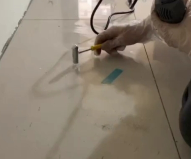 彭水瓷砖开裂维修公司专业分享瓷砖在铺贴前如果没有沥干水分，将会导致以下问题